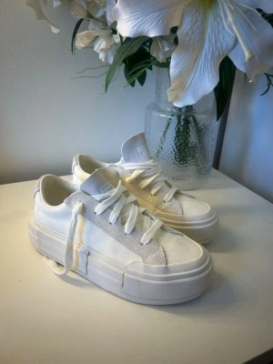 Vita Converse Chuck Taylor All Star Cruise Ox - Bara använt 1 gång så är i princip som nya, var tyvärr för små för mig.