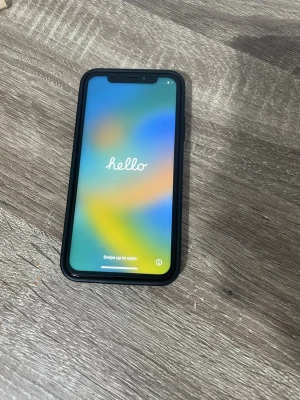 Svart iPhone med stor skärm - Säljer en svart iPhone med modern design och stor skärm. Telefonen har tunna kanter, Face ID och en snygg glasbaksida. Perfekt för sociala medier, gaming och streaming. Klassisk Apple-kvalitet och stilren look. Kameran skakar lite! Kommer med flera skal. 