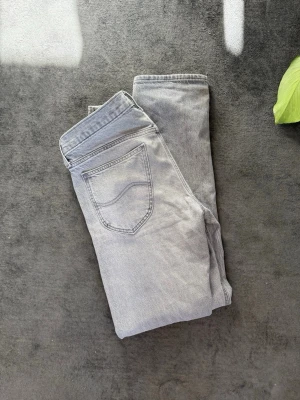 Lee jeans W30 L32 - Säljer ett par ljusgrå LEE jeans i mycket bra skick, hör av er vid frågor