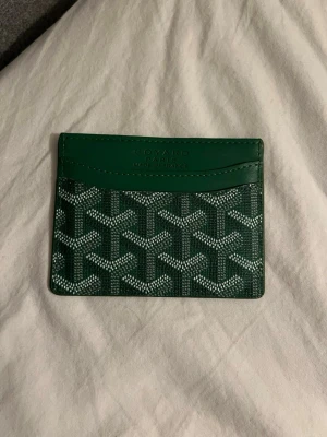 Grön plånbok/korthållare - Stilren grön plånbok i läde