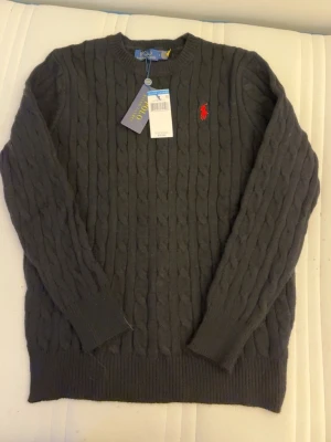 RL Polo Stickad Tröja - Svart/Rött Ralph Lauren Polo stickad tröja. Storlek: S. Tröjan är helt ny, QR-Kod finns inför valideringen. Startpris: 500kr, DM vid intresse🙏