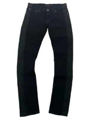 Nudie jeans - Nudie jeans i modellen ”Tight long John” detta är en väldigt sällsynt modell med infärgade revärer på båda benens utsidor. Använt mycket sparsamt och saknar defekter/fläckar. Skriv gärna vid funderingar, priset är diskuterbart😊  L34 W31!