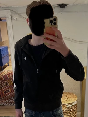 Svart hoodie från Polo Ralph Lauren - Säljer min feta raffe hoodie för att den blev för liten. Storlek S och passar dig runt 163-170. Skick 8/10. Nypris: 2300, mitt pris 400. Skriv vid minsta lilla fundering😊