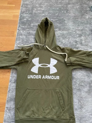 Under Armour hoodie - Storlek S