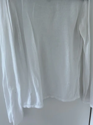 Tunn turnover tröja - Den är väldigt tunn men väldigt skön. Det är en vit tröja från turnover i storlek S, som jag köpte på Myrorna för 50kr. Den är jättefin och är inte genomskinlig. Jag har två så jag säljer en av de💞💞 skitsnygg på sommaren☀️ priset kan självklart diskuteras💞💞