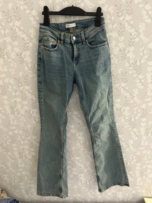Low waist Ljusblå bootcut jeans från Gina Tricot - Säljer ett par low waist ljusblå bootcut jeans från Gina Tricot. Använt två gånger!  Jeansen har klassisk femficksmodell, hög midja och utsvängda ben. Tillverkade i denim med snygg tvätt och kontrastsömmar. 