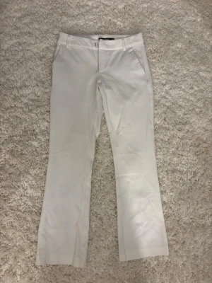 Vita kostymbyxor Bikbok - Säljer dessa trendiga vita kostymbyxor ifrån Bikbok i modellen Vera. Det är uppsydda, så passar folk mellan 160-165. De är använda men fortfarande i bra skick 🌟 Perfekta och superfina inför våren och sommaren! Nypris 500kr