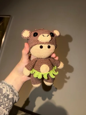 Amigurumi apa - Söt handvirkad apa i bomullsgarn och polyester vadd. Ögonen sitter fast i dockan och hatten är sydd så den inte kan röra sig. Kjolen är avtagbar. Om så önskas kan jag virka en banan som fästs i handen.