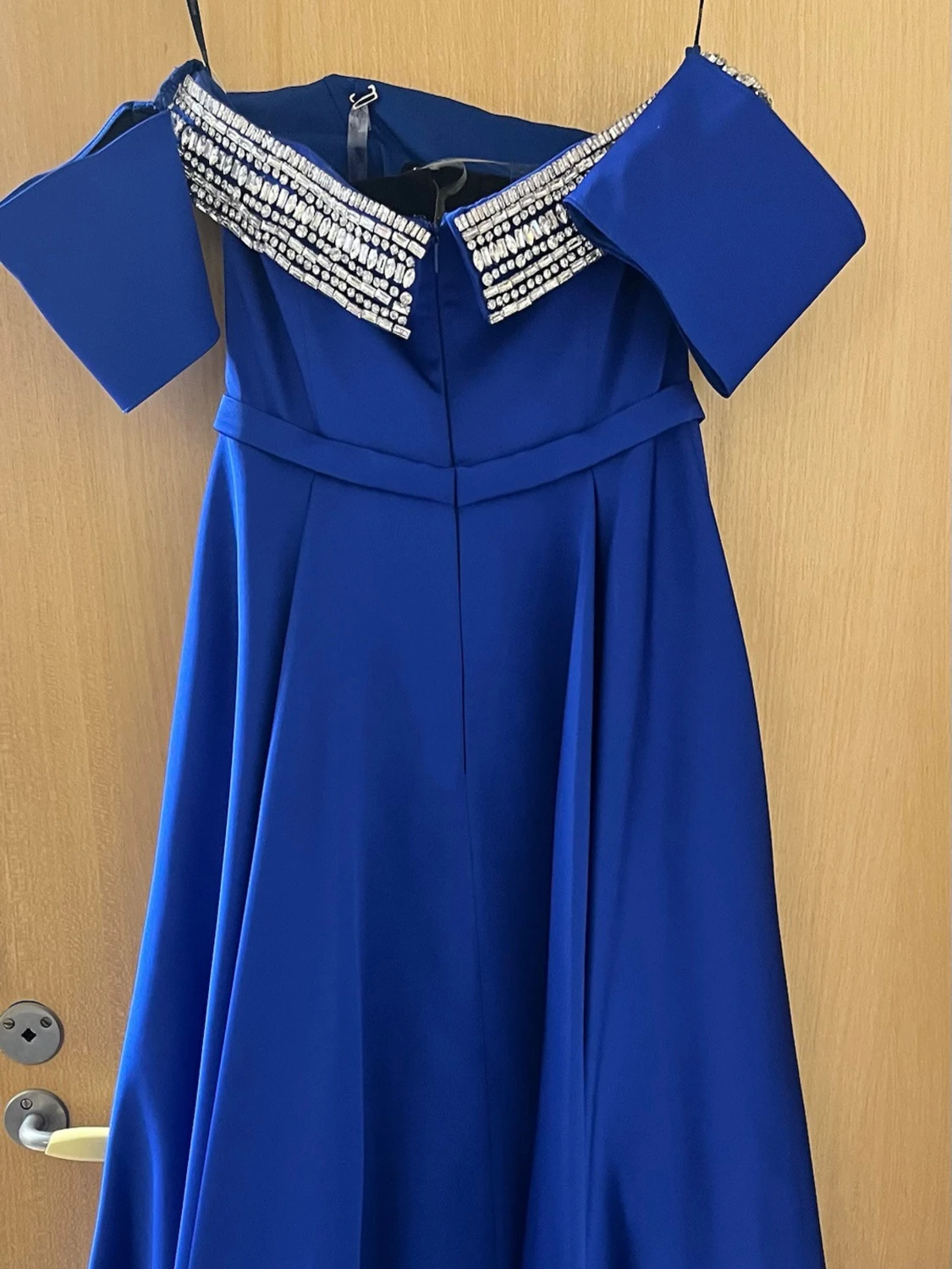 Blå långklänning med pärldetaljer - 1