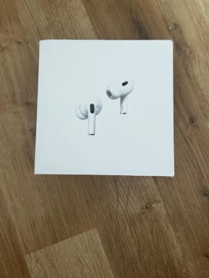 AirPods Pro - Säljer dessa AirPods Pro. De är Fake! Dessa va mina gamla men sedan så köpte jag riktiga AirPods. Dessa var faktiskt inte så dåligt som man skulle kunna tro att de skulle vara. Skriv om är intresserade. 