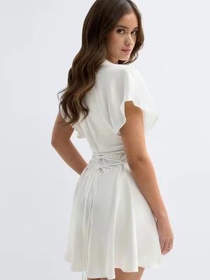 Studentklänning - Jättefin studentklänning i satin med v-ringning och knytning i ryggen, strl 38 och slutsåld på hemsidan