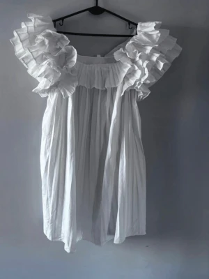 Studentklänning  - Intressekoll på denna otroliga klänning som är identisk med den virala klänningen från Zara, denna passar perfekt till bland annat student! Har köpt secondhand och finns ingen etikett tyvärr💕 skriv vad ni hade kunnat tänka er köpa för🤗🤗