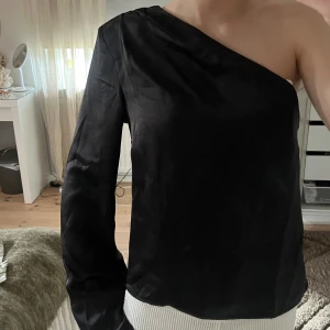 Svart oneshoulder topp i satin - Oneshoulder topp från Ginatricot💕