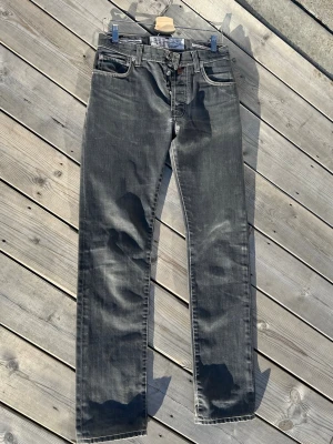 Jacob cohen jeans - Snygga grå jeans med slim passform och klassisk femficksdesign. För små för mig så måste tyvärr sälja dessa jeans
