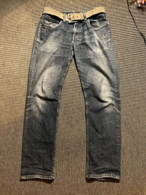 Levi’s 511 - Säljer ett par klassiska blå Levi's jeans med snygg tvätt. Jeansen har skinny passform men ser mer ut som rak passform. Perfekta för en avslappnad och trendig stil. Priset kan diskuteras!!!
