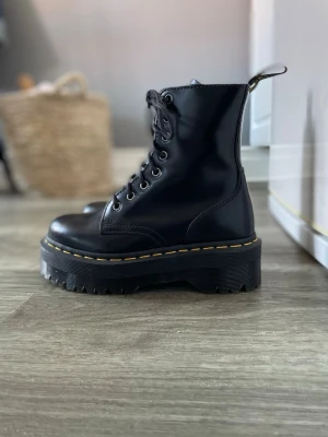 Nya Dr.Martens - Jadon platform svarta i storlek 36 i nyskick. Endast testade! Aldrig använda.