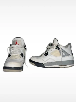 Nike Air Jordan 4 Retro White Cement - Nike Air Jordan 4 Retro 2016 BP White Cement är en ikonisk sneaker i vitt läder med grå och svarta detaljer samt specklad mellansula. Skon har meshpaneler, plastdetaljer och den klassiska Jumpman-loggan på plösen. Perfekt för dig som gillar streetwear och sneakers med retrovibe.