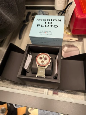 Omega moonswatch mission to Pluto  - Priset kan diskuteras. Säljer en extremt fet och unik omega moonswatch mission to Pluto. Denna är lätt den snyggaste i hela kollektionen och är perfekt nu inför våren och sommaren✅Klockan är endast använd 1-2 gånger och är i nyskick✅ Frågor? Kontakta mig✅ Allt gott, mvh Noah