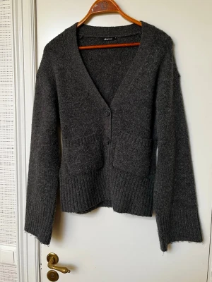 Grå stickad kofta - Grå stickad kofta i storlek S från Gina Tricot