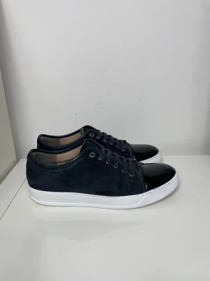 Mörkblå Lanvin cap toe - Säljer nu dessa Mörkblå Lanvin cap toe i uk 10 som motsvarar 44 men passar även 45, skorna är i fint skick men uppfixade med whitnercream för att de ska se extra fräscha ut, skriv för fler bilder/frågor🙌🏼