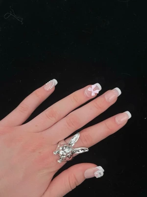 Silvrig kanin ring  - Helt ny. Justerbar. Frakt 29kr. tryck på köp nu!! 🪽✨