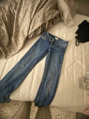 Basic jeans  - Vanliga blåa jeans från Gina 