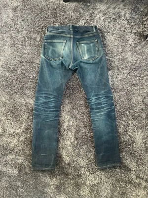 Our Legacy Jeans - Säljer dessa galet snygga Our Legacy Selvedge jeans med sjuka fades och slitningar. Fåtalet defekter visade på bilderna. W28 L32, bara att fråga om mått eller liknande!