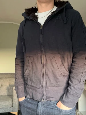 Aeropostale fur vintage zipup hoodie - Jätteskön och snygg zip up hoodie från Aeropostale med päls inuti🤩 Storlek S, men kan passa någon med M också. Modellen är 176cm lång. Passformen är super och skicket är fint. Skicka gärna frågor! Mvh
