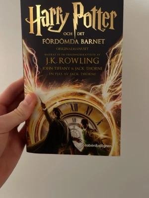 Harry Potter och det fördömda barnet - Harry Potter och det fördömda barnet av J.K Rowling. Boken är på svenska i pocketformat. Den är läst en gång men är i mycket bra skick.