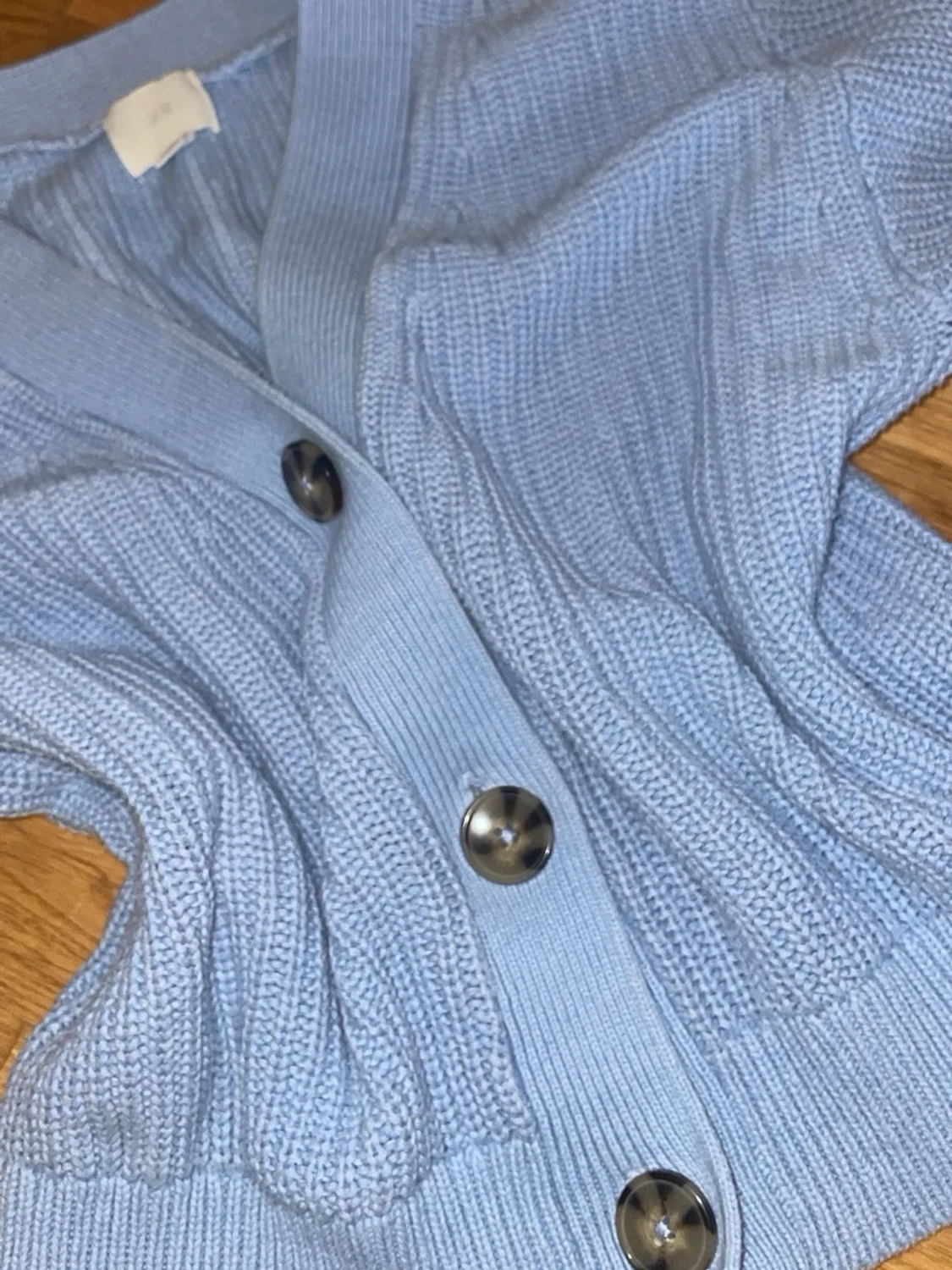 Ljusblå stickad kofta med stora knappar