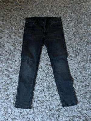 Nudie jeans - Säljer ett par Nudie jeans Lean Dean blackeyes. Dem är i ett bra skick och är i storlek 30/30.