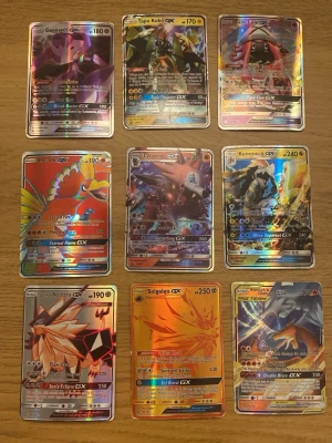Pokémon GX och Tag Team kort, 9-pack - Säljer ett set med 9 Pokémon GX och Tag Team samlarkort. Bland korten finns Genesect, Tapu Koko, Tapu Lele, Ho-Oh, Lycanroc, Kommo-o, Dusk Mane Necrozma, Solgaleo och ett Tag Team-kort. Alla kort är holografiska och har färgstarka motiv.