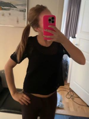 Svart virkad topp från JDY - Storlek m men liten i storleken så jag skulle säga dne känns mer som s