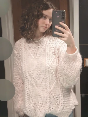 Rosa stickad tröja  - Rosa stickad tröja. Ser väldigt blek ut I kameran. Irl är den mer rosa