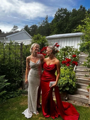 Röd balklänning i satin - Balklänning i storlek S. Använd en gång. Skriv för fler bilder. 