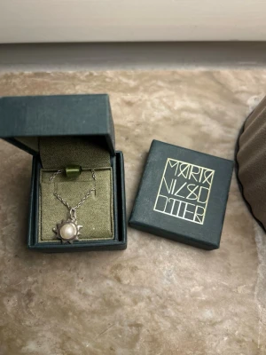 Maria Nilsdotter halsband - Så fint halsband från Maria Nilsdotter som är i mycket bra skick💕Kedjan är längd 40🫶