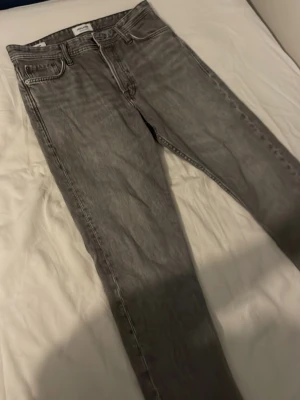 Jack and jones jeans - ett par sköna och snygga jeans, modellen är loose chris. 