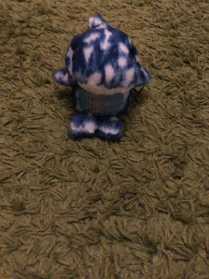 Blåvit mjukisdelfin - Söt mjukisdelfin i blått och vitt med stora glittriga ögon och skimrande mage. Tillverkad i mjukt plyschmaterial och har en rund, gullig form. Perfekt som dekoration eller gosedjur.