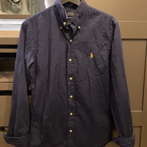 Marinblå skjorta Polo Ralph Lauren S - Bra skick, 10/10, postar fort, passar mellan 170-180, skriv vid intresse av köp😃