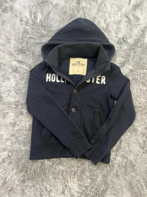 Hollister hoodie - Säljer denna sällsynta och mycket eftertraktade Hollister hoodie | Storlek S | Skick 9/10 | Vid eventuella frågor hör gärna av dig 🤝