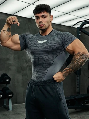 Youngla Batman compression tee - Säljer min YoungLA Batman compression tee  Riktigt snygg och bekväm batman compression tröja från youngla. Tröjan sitter tight (compression fit) vilket framhäver fysiken och ger bra stöd under träning.  • Storlek: Large • Skick: Som ny, använt 1 gång  Hör av dig vid intresse eller frågor! 