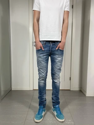 Dondup Jeans  - Säljer nu dessa Dondup Jeans med snygg tvätt och slitningar i populär design, skriv för fler bilder/frågor🙌🏼