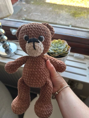 Virkad nallebjörn - Super söt brun virkad nallebjörn. Ca 28 cm hög. Den har säkerhetsögon som inte är lämpliga för barn under 3 år💗
