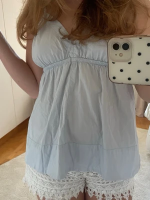 Sommar topp - Super sött ljusblått linne som är lite utsvängt, storlek 34 från boomerang