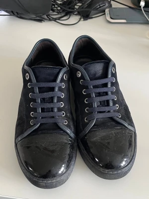 Mörkblåa Lanvins - Mörkblåa lanvin skor med captoe. Storlek uk 9. 