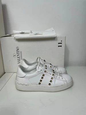 Valentino Rockstud Skor  - Säljer nu dessa Valentino Rockstud Skor med ett nypris på 7 700 kr!, skriv för fler bilder/frågor🙌🏼 