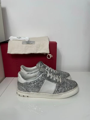 Valentino Flycrew Skor  - Säljer nu desss glittriga Valentino Flycrew skor, skriv för fler bilder/frågor🙌🏼 