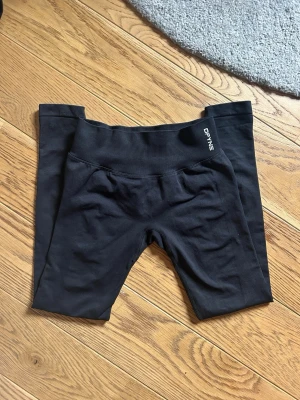 Defyne leggings svarta - Kollektionen Impact Storlek S Bara Testade   Säljer mina impact leggings pga dem är försmå så har bara testat att ha dem hemma för att testa och försökte intala mig själv att dem passade så borde egentligen returnerat men gjorde inte de så har köpt ett par i en storlek större. Jag har andra Dfyne byxor tex Vison kollektionen och i den har jag storlek S men upplever att impact är tightare så skulle säga att dessa passar någon som har xs/s i vanliga fall(Jag själv är s/m normalt)  