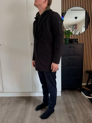 Kostymjacka NN07 svart - Kostymjacka NN07 Svart! Storleken passar M-L.  Modellen-182cm-80kg.       Bara att höra av er vid frågor & funderingar✅
