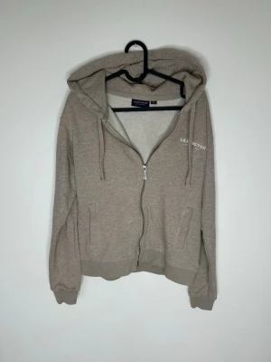 Beige ziphoodie från Lexington - Storlek: S | Skick: 9/10 | Nypris: 999 kr | Skickas samma dag som köp | Skriv vid minsta fundering eller fråga | 